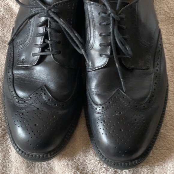Dockers Black Leather Oxfords with Wingtip Design - Picture 4 of 9